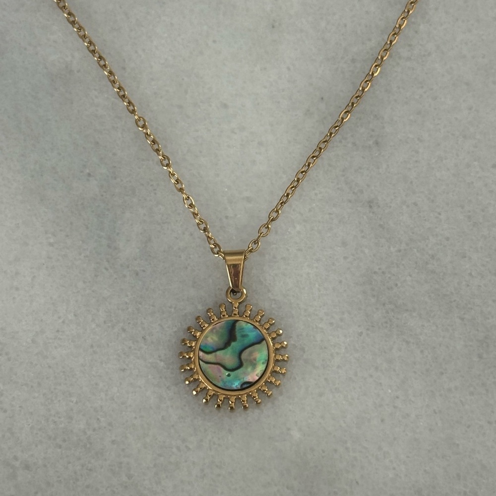 Gold Vintage Style Star Burst Pendant Necklace Brand New - Picture 3 of 7